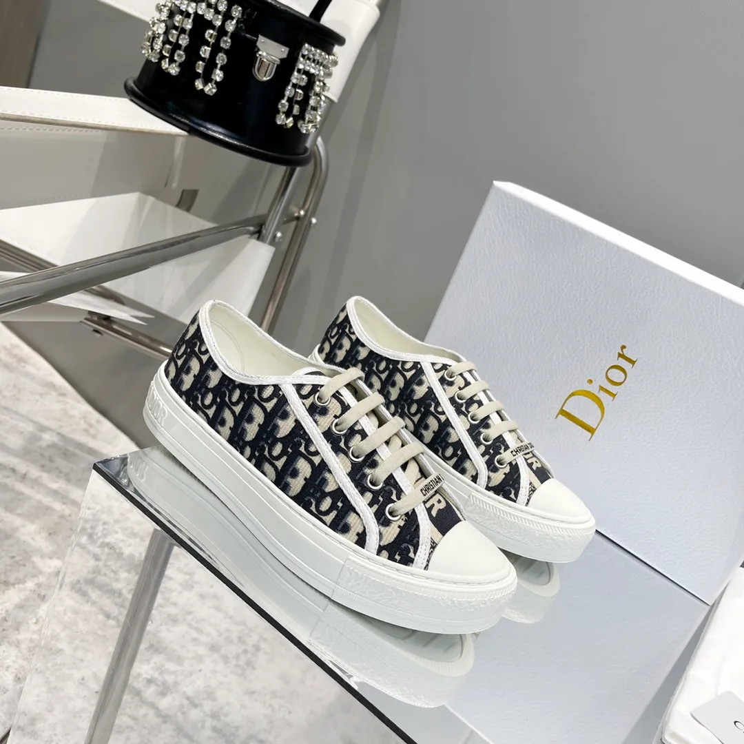 👟👟Ex-factory price 480👟👟 After half a year of repeated debugging♻️Taikoo Hui original purchased, upgraded and shipped ♻️DIOR embroidered sneakers series Double-sided three-dimensional embroidery of pure cotton silk, ♻️True to the original 1🆚1 shipment, from hardware, shoelaces, outsole, 👟👟factory price U mid-pad... The upper fabric is double-sided pure cotton silk three-dimensional electric embroidery ♻️▪️Foot pads: imported cowhide of the same color, comfortable to the feet ▪️My last version is exactly the same as Z👟👟factory price, welcome to compare with three companies I have 36 most complete colors, code number: 35-40